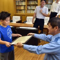 川に７０代男性が転落　小３児童「助けて」の声聞き走って連絡　鴨川署が感謝状