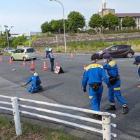 【速報】トラックにはねられ２人搬送　若い男女か　過失傷害容疑で運転手の６０代男逮捕　成田の国道５１号