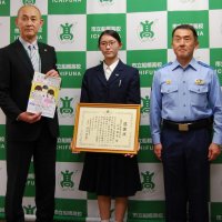 山内さんに千葉県警感謝状　市船橋高２年美術部　痴漢撲滅キャンペーン　チラシ作成で被害防止貢献
