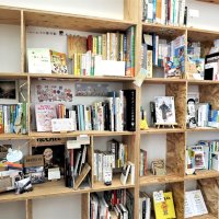 オーナーの個性を映し、魅力的な本で埋まった本棚＝木更津市