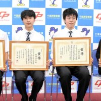 高校生と大学生が痴漢取り押さえ　ＪＲ総武快速線　被害者に助け求められ、逃げた男を追跡