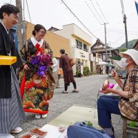新郎新婦朝市練り歩き　挙式前、出店者ら祝福　勝浦