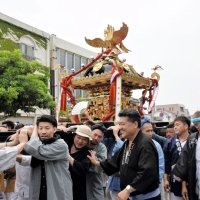 市制９０周年祝って神輿渡御　威勢の良い掛け声　祭りばやしも　銚子の街を熱気包む