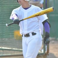 打撃の感覚を確認する綿引
