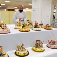県内若手パティシエ腕競う　洋菓子コン最優秀賞に露久保さん　そごう千葉店、３０日まで１１０点展示