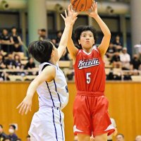 昭和学院－千葉経大付　第２クオーター、３点シュートを狙う千葉経大付の坂口（５）＝八千代市民体育館
