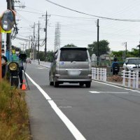 事故現場付近で可搬式オービスを使い取り締まりをする警察官＝午前７時３５分ごろ、八街市（画像一部加工）