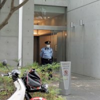  市川のマンションに切断遺体　遺棄、損壊容疑で４５歳の女逮捕　同居母親か「母を殺した後、解体した」「霊媒師になるため殺す必要があった」と供述