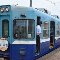株主総会の会場となった列車。「株主総会」のヘッドマークを付けて運行した＝３０日、銚子市
