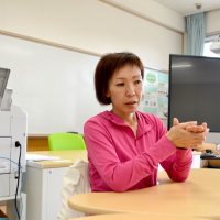 スクールバス継続を訴える大山さん＝白井第二小学校