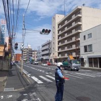 停電が発生し止まった信号機の前で交通誘導する警察官＝３０日午後２時半ごろ、市川市湊新田