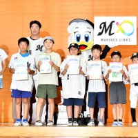 夏休み勉強頑張って　千葉ロッテ・池田選手　算数ドリル寄贈　千葉・打瀬小