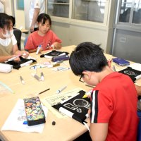 漫画「ワンピース」題材授業　海賊旗に将来の夢　習志野・秋津小