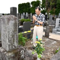 福田村事件　生き残った少年を自宅に泊めた刑事　子孫が墓前で祈り　野田　命の大切さ学ぶ機会に　関東大震災１００年