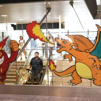成田空港第１ターミナルで出国する旅客を見送るポケモンの装飾