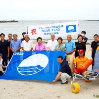 ブルーフラッグ披露　勝浦・興津海水浴場　きれいで安全ＰＲ