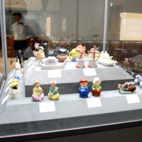 人形や風車の形をした香辛料入れ＝東金市