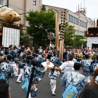 佐原囃子の音色に合わせ、手踊りを披露する参加者
