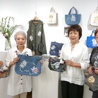 ブラウスやバッグ　カラフル作品１００点　１６日まで、千葉市で展示