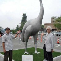 「鳥の街」我孫子に３・６メートルの巨鳥が出現　乱獲で絶滅、実物大ジャイアントモア像　環境保全のメッセージ込め　市鳥の博物館前