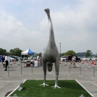 我孫子市鳥の博物館前の駐車場にお目見えしたジャイアントモアのモニュメント＝１９日、同市
