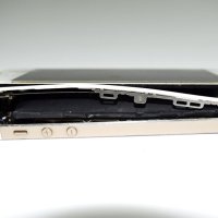 バッテリーが膨張し、本体に隙間ができたスマホ