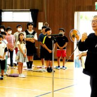 校歌元気いっぱいに　作詞作曲たきのさんへ合唱　夷隅小、児童が披露