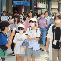 ＪＲ舞浜駅前は家族連れなどでにぎわった＝２２日、浦安市
