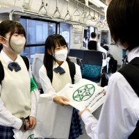 痴漢や盗撮に注意を　香取署と萌陽高生ら啓発