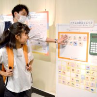 非常用の水などを詰め込んだ防災リュックの重さを体験できるコーナー