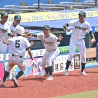 ８回に同点の生還をした大森（５）を大喜びで迎える専大松戸ナイン

