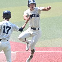 習志野―専大松戸　１回表習志野１死一、二塁、佐藤の右前適時打で二走藤崎（右）が生還
