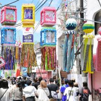 くす玉などさまざまな装飾が商店街を彩った＝２９日、茂原市
