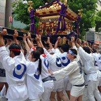 頭上までみこしを持ち上げる独特の担ぎ方で中心市街地を練り歩く氏子ら＝１６日、千葉市中央区