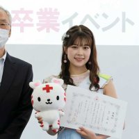 献血推進に貢献し感謝状が贈られた吉川さん（右）＝２０日、千葉市中央区の県赤十字会館