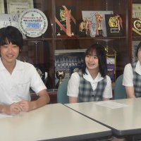学校の自慢について話す（左から）井上さん、酒井さん、井手さん
