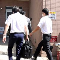 千葉市若葉区にある秋本真利衆院議員の自宅でも家宅捜索が行われた＝４日午後１時半ごろ