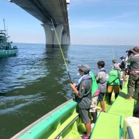 アクアライン橋脚下の日陰で釣り