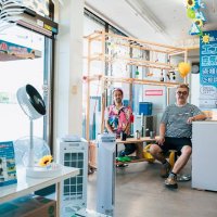 今年７月に市原市で開かれたアートイベント「牛久リ・デザインプロジェクト」では、家電販売店の店内に屋台型の作品を展示した（撮影：ただ（ゆかい））

