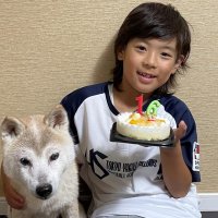 チャコの誕生日を祝うしゅん君。チャコは６月で１６歳になった（母親提供）
