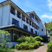 芥川ゆかりの宿、一宮館。ロビーでは芥川全集などを読むことができる
