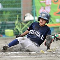 西海－佐倉　２回表西海、先制ホームに滑り込む西海の中山＝京和ガス
