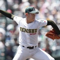 ６回途中から２番手で登板した専大松戸の青野（共同）
