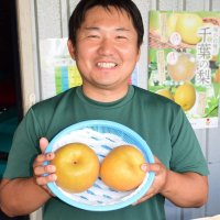 直売所で自慢の梨を販売する会田さん
