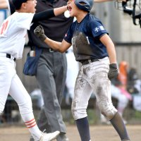 子安－西海　１回裏西海２死二塁、中山の中前打で一気に生還し雄たけびを上げる二走大場＝１３日、中田ＳＣ