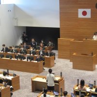 市川市議会議場で開かれた「こども議会」＝１９日