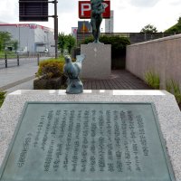 ハトの像と核兵器廃絶平和都市宣言の碑文。奥には「希求」の彫刻が設置されている
