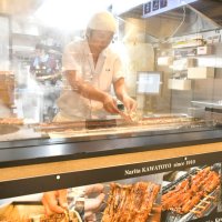 旅客が見学できるようガラス張りにされた調理場