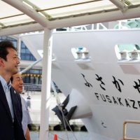 竣工式後、熊谷知事らは船内を見学した
