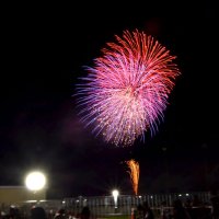 ５０００発の打ち上げ花火も＝２６日夜